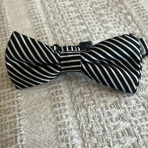 NWT Black & White Striped Bow Tie🖤